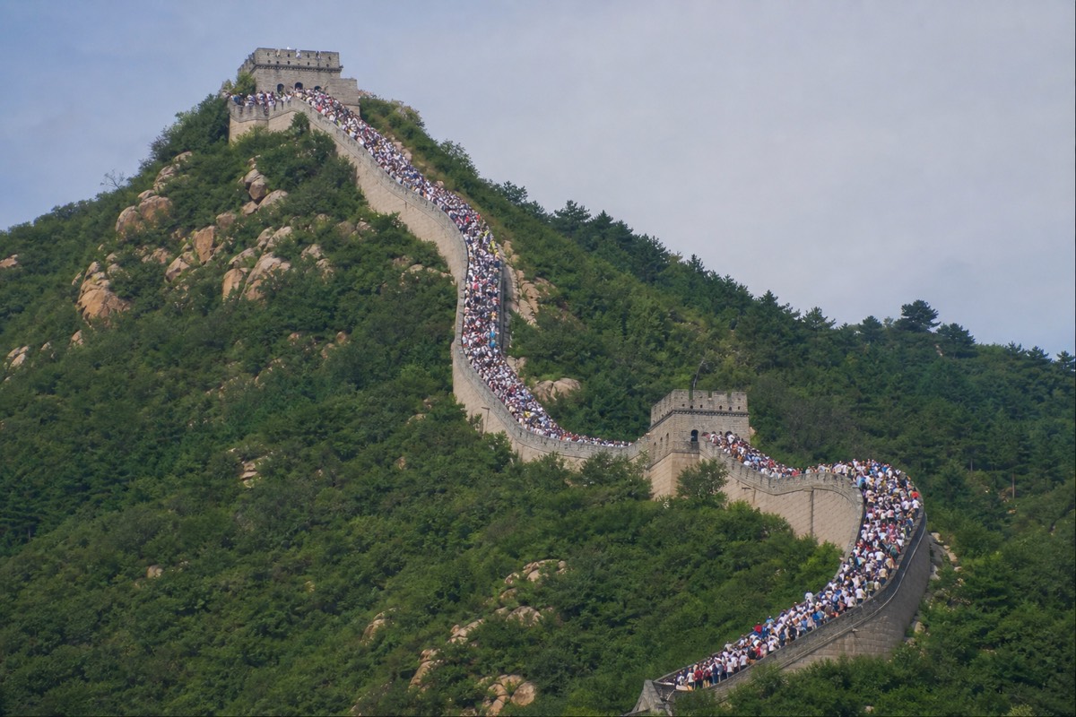 Crowds on the Great Wall at a peak time