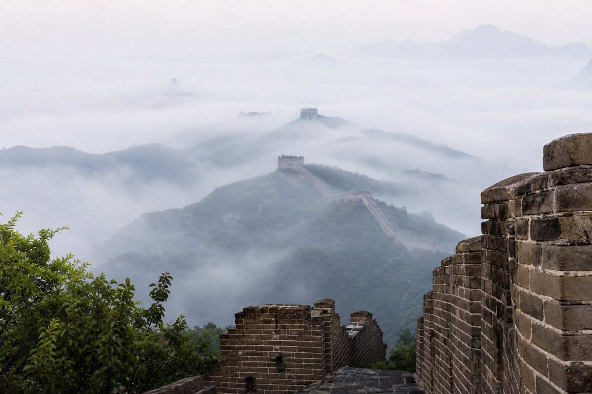 Crowds on the Great Wall at a peak time